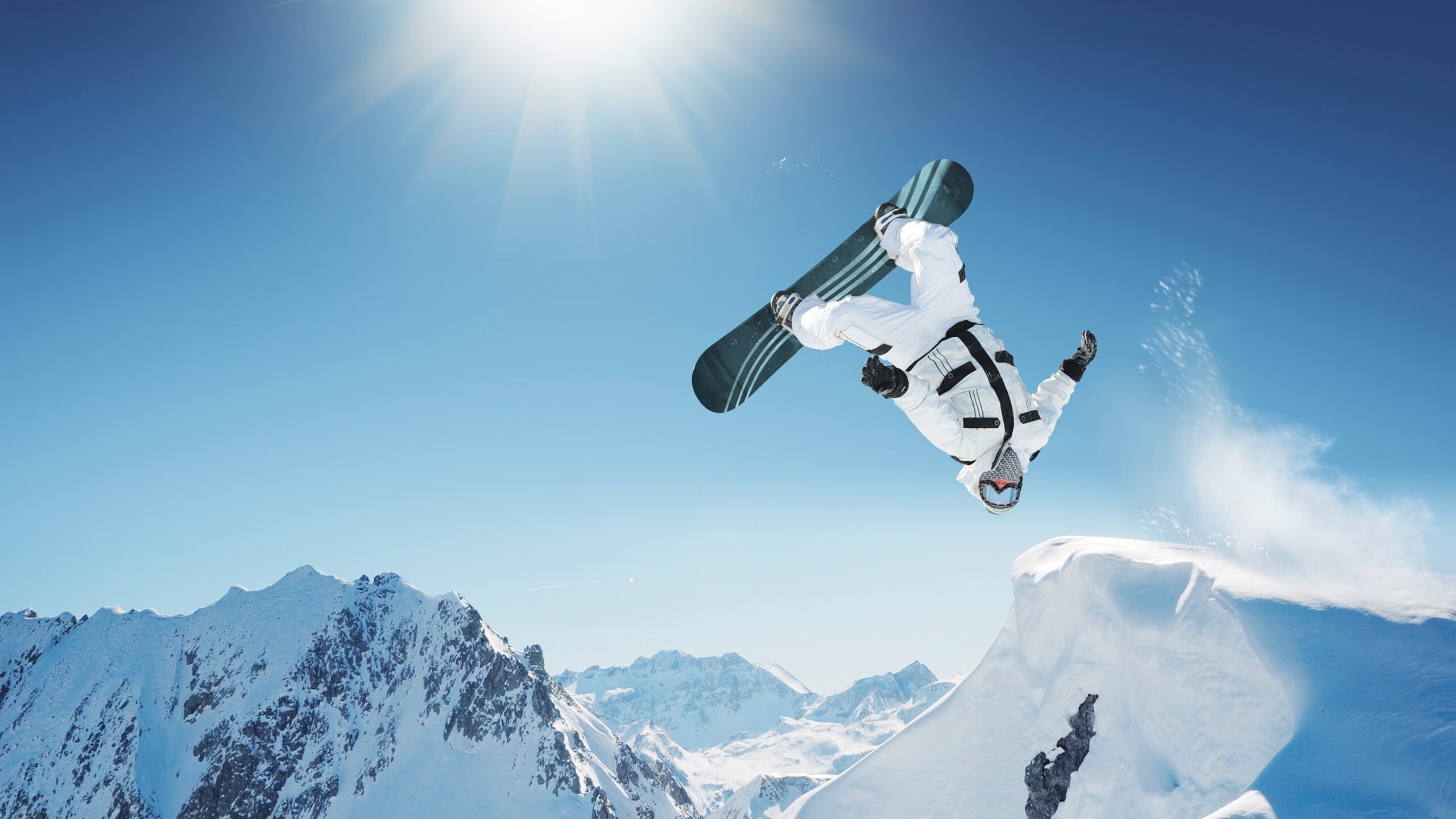 里奇·麦考的默契配合与防守智慧，确保全黑队稳固的防线，麦奇里湖